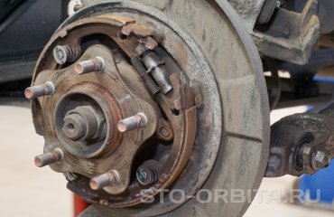 Замена тормозных дисков и колодок Инфинити Q50 (подробные фото и видео)